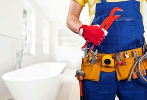 photo d'un plombier professionnel dans une salle de bain