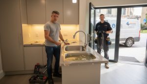 découvrez qui est responsable du débouchage d'un évier : locataire ou propriétaire. guide pratique pour bien comprendre vos obligations en matière d'entretien.