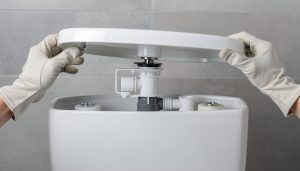 découvrez des astuces simples et efficaces pour enlever facilement un couvercle de chasse d’eau sans vis, sans outils compliqués ni dégâts.