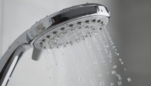 découvrez pourquoi votre pommeau de douche continue de couler après fermeture et apprenez quand il est nécessaire de s'inquiéter ou d'agir pour éviter les fuites et les gaspillages d'eau.