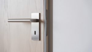 découvrez des astuces pratiques pour combler efficacement l’espace entre une porte coulissante et le mur, assurant une meilleure isolation et un fini impeccable.
