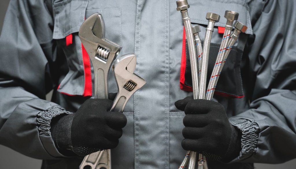 exemple d'un plombier avec ses outils